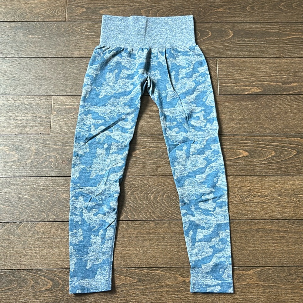 Women’s blue camo NVGTN leggings